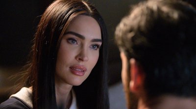 Megan Fox nei panni dell'androide domestico Alice, la cui espressione suggerisce qualcosa di più di una semplice programmazione.