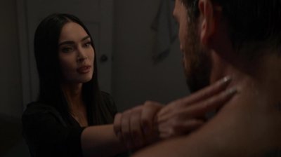 Le protagoniste humain et l'androïde partagent un moment tendu et ambigu.