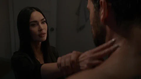 O protagonista humano e a androide compartilham um momento tenso e ambíguo.