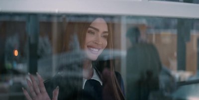 Uno sguardo preoccupato dal protagonista del film mentre inizia a comprendere la minaccia.