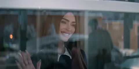 Um olhar de preocupação do protagonista do filme à medida que ele começa a compreender a ameaça.