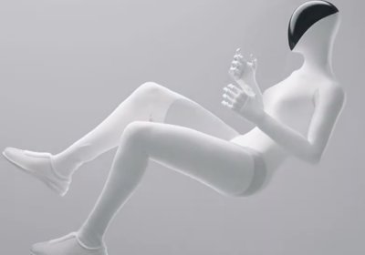 De hoofdeenheid van de XPeng IRON-robot, met een 3D gebogen display