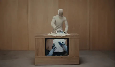 Robô NEO da 1X aprende vendo vídeos e pula treinos exaustivos