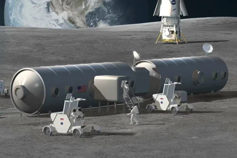 Wizja modułowej bazy księżycowej z astronautami i łazikami prowadzącymi operacje na powierzchni.