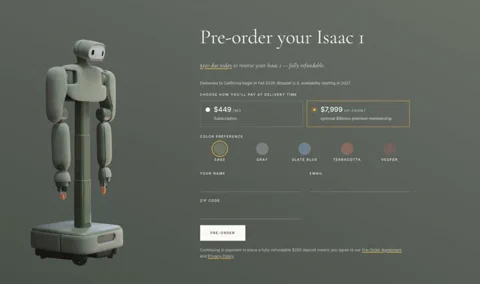 Humanoidalny robot Isaac 1 firmy Weave Robotics ostrożnie składa jaskrawopomarańczowy ręcznik na kanapie.
