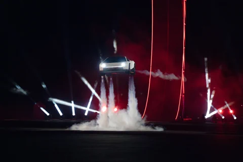Roadster voador da Tesla desafia a física com propulsores SpaceX