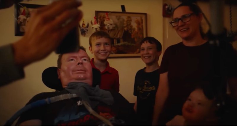 Grok dokončuje jeho věty, Neuralink čte jeho myšlenky