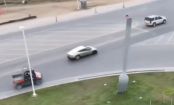 Tesla Cybercab su strada vicino a Gigafactory Texas