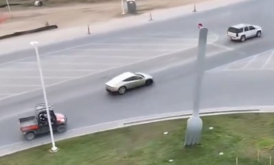 Un prototipo del Tesla Cybercab avvistato sulle strade pubbliche in Texas.