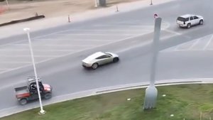 Tesla Cybercab su strada vicino a Gigafactory Texas