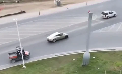 Un prototype du Tesla Cybercab aperçu sur les routes publiques du Texas.