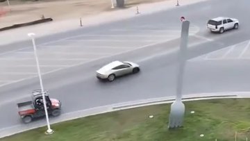 Tesla Cybercab op de openbare weg bij Gigafactory Texas