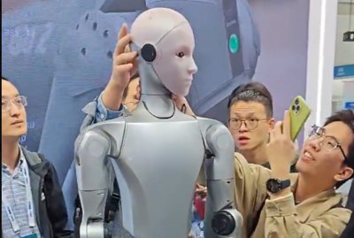 De Unitree H2 humanoïde robot van dichtbij geobserveerd op IROS 2025.