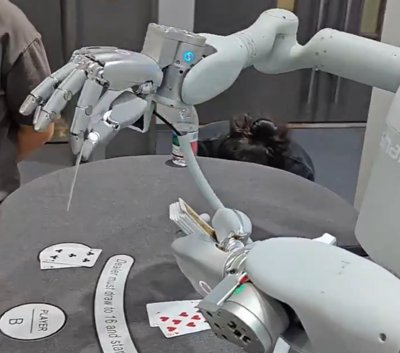 La mano robotica SharpaWave in mostra, mentre dimostra le sue capacità di manipolazione fine.