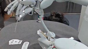 La mano robotica di Sharpa è reale e abile a IROS 2025
