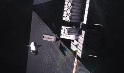 Koncepcja artystyczna orbitalnego centrum danych Starcloud z dużymi panelami słonecznymi rozmieszczonymi w kosmosie.