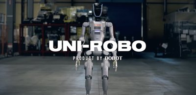 Humanoidní robot DOBOT ATOM, označený jako UNI-ROBO, stojí v dílenském prostředí.