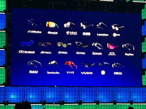 Una diapositiva de la presentación de Qualcomm que muestra logotipos de varias empresas de gafas inteligentes y dispositivos vestibles.