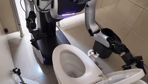 Robot Umanoidi al Lavoro: Pulizia Bagni in Cina