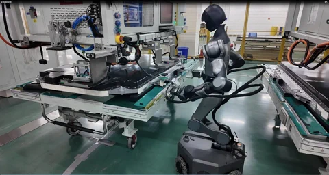 I robot prendono servizio nella fabbrica di batterie CATL