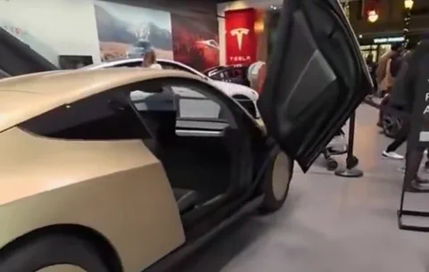 Tesla Cybercab surge na Apple e parece pronto para as ruas