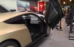 Tesla Cybercab duikt op bij Apple, klaar om te rijden