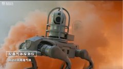 Le chien robot GENISOMAI brave -20°C pour combattre les incendies de champs pétrolifères