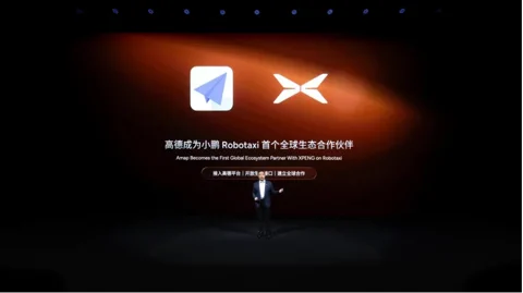 El robot humanoide IRON de nueva generación de XPeng en una pose futurista.