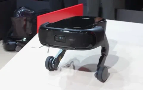 Roborock Saros Rover: L'aspirapolvere robot con le gambe