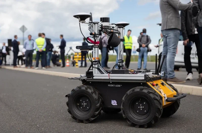 El nuevo vigilante húngaro: un dúo de robot y dron sobre ruedas