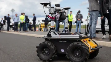Hongaarse robot-drone-bewaker is een team op wielen