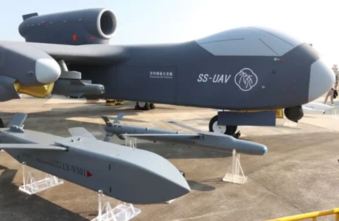 A nave-mãe de drones chinesa Jiu Tian na pista antes do seu voo inaugural.