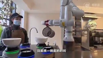 Chinese robotkantine: Goedkope noedels én zorg voor ouderen