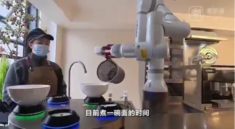 Cina: robot servono noodles a 1,30€ e si curano degli anziani