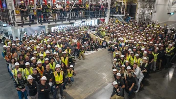 Tesla’s eerste Cybercab rolt van de band: de robotaxi is hier