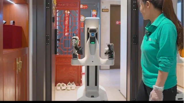 Cina: arrivano i primi team di pulizia composti da umani e robot