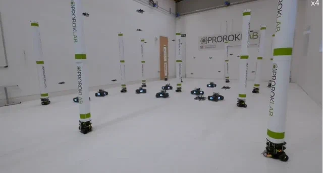 Cambridge: AI uczy roje dronów ekstremalnych manewrów