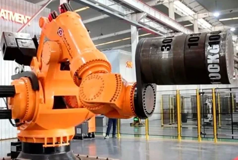 The Shanghai Chaifu Robot CR5000-3700 demonstrates its record-breaking strength.
