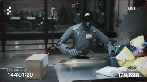 Il robot Figure F.03 commette un piccolo errore, posizionando un pacco con l'etichetta rivolta verso il basso.