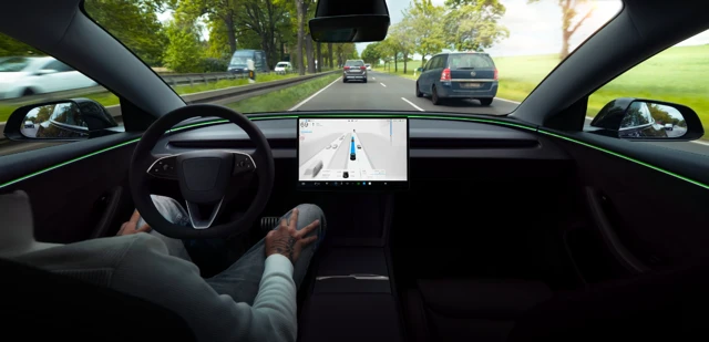 Corrida de Robotaxis na Europa Começa com uma Ressalva Humana