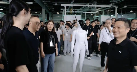 El primer robot humanoide de XPENG sale de la línea de producción