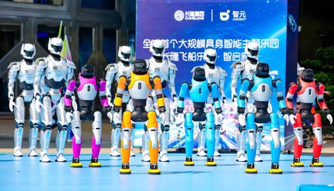Agibot raggiunge 20.000 robot e ne schiera 300 in un parco