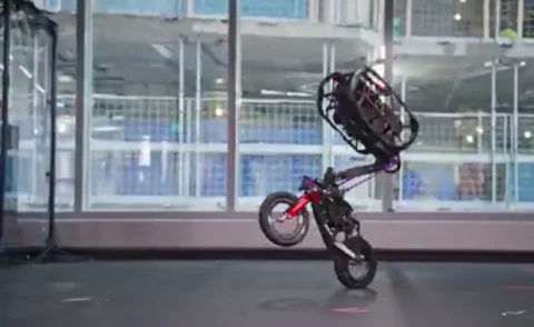 Robot con IA superano gli umani nelle acrobazie in moto