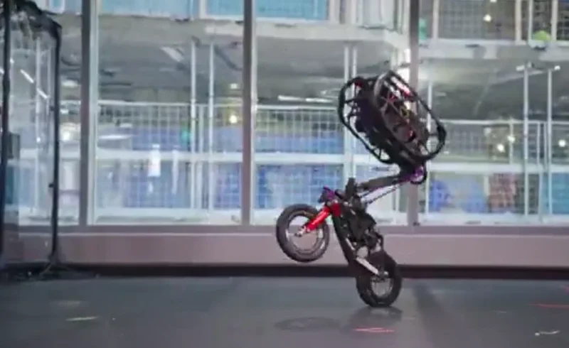 Roboty AI przewyższają ludzi w akrobacjach motocyklowych