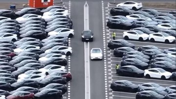 Tesla's Onbewaakte FSD Levert Auto's Af bij Giga Berlin