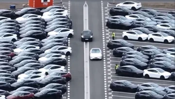 Tesla's Onbewaakte FSD Levert Auto's Af bij Giga Berlin