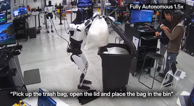 Tesla Optimus impara dai video di Internet e porta fuori la spazzatura