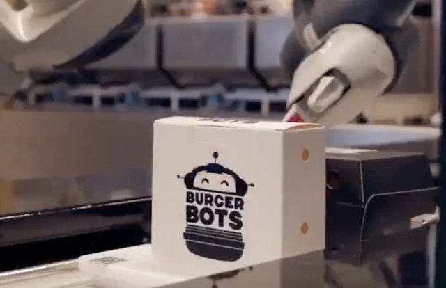 Kalifornská restaurace zaměstnává roboty, kteří servírují burgery za 27 sekund
