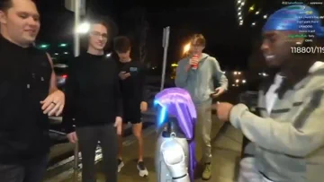 Unitree G1 Robot op straat, begroet mensen met stijl 👋