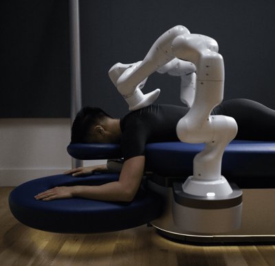 Robotyczny stół do masażu Aescape z dwoma ramionami pozycjonowanymi nad plecami osoby.